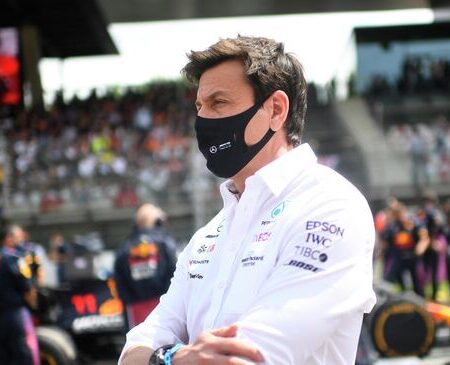 GP de Espanha: Toto Wolff sugere que Ferrari é a equipa com mais a ganhar com a mudança nas regras de asas flexíveis na F1