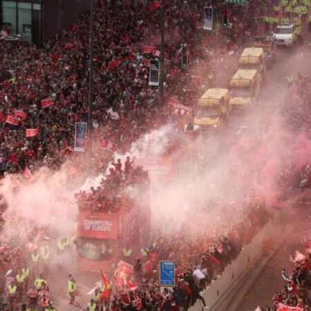 Paul Doyle Acusado Após Carro Atingir Multidão em Parada do Liverpool