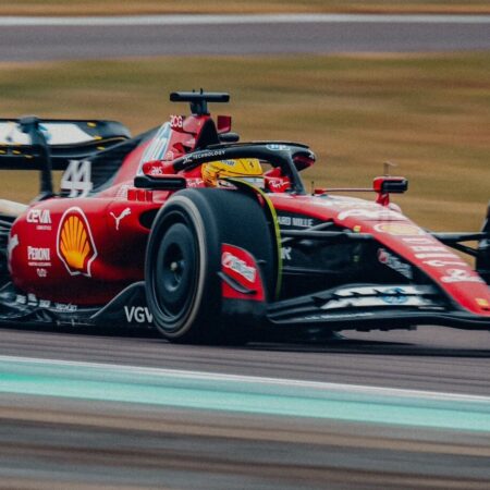 Hamilton Responde às Críticas Sobre a Relação com o Engenheiro da Ferrari