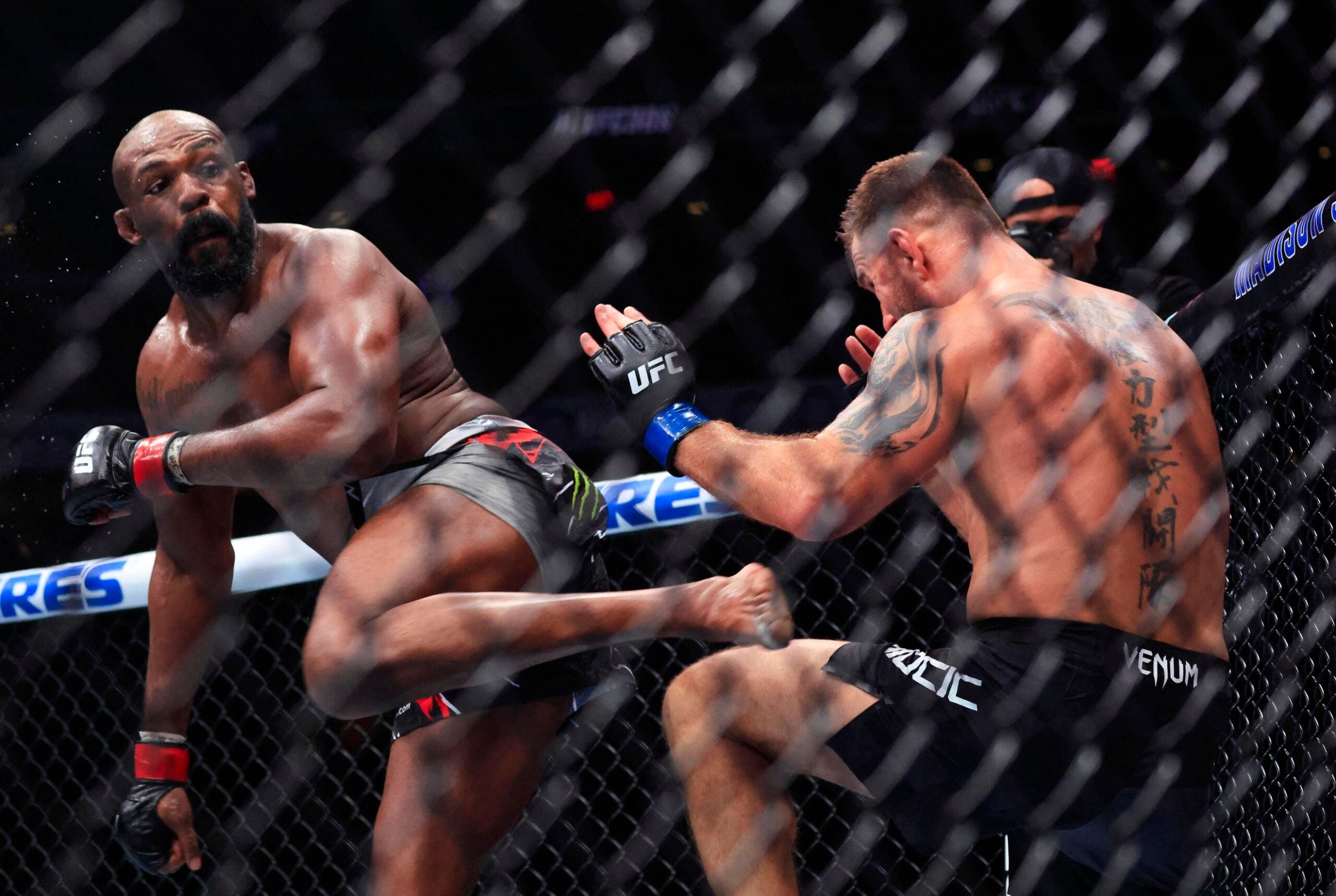 Preview Jon Jones troça de Dana White e dos fãs do UFC ao revelar finalmente os seus planos de luta