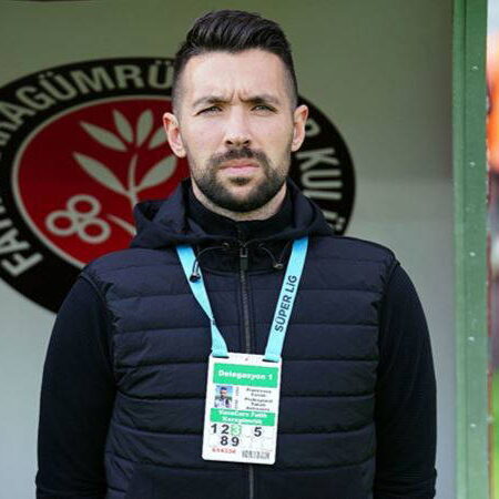 Farioli apresenta-se aos adeptos do FC Porto e salienta “espírito de sacrifício inegociável”