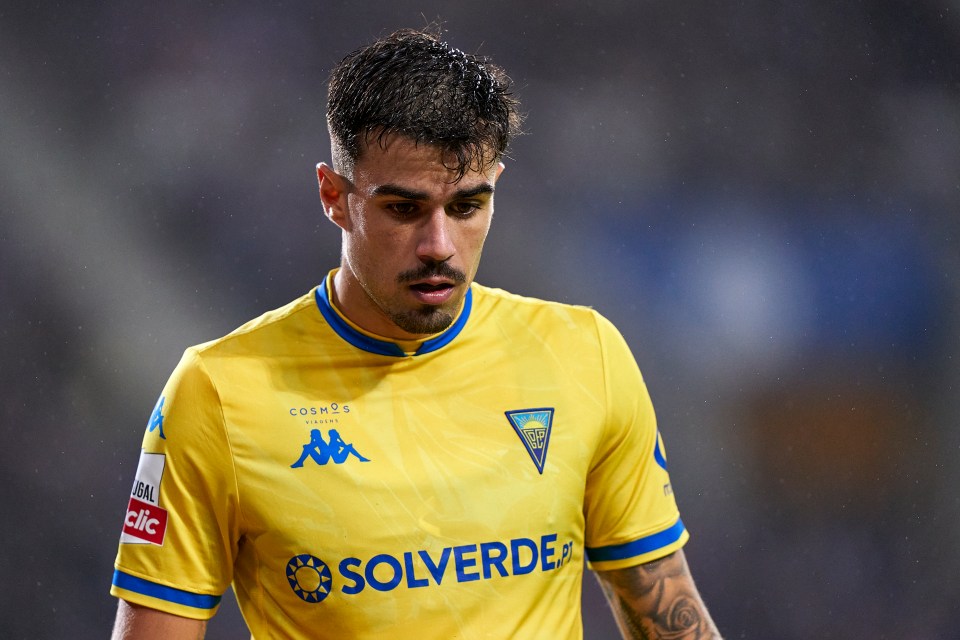 Preview Tiago Parente renova com o Estoril até 2029