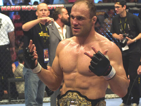 Acidente Grave: Randy Couture Hospitalizado Após Queda em Corrida