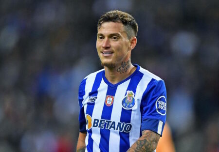 Otávio Pondera Permanência no FC Porto Devido a Farioli, Apesar de Proposta do Paris FC
