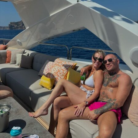 Conor McGregor e Dee Devlin: Amor em Alto Mar Após Polêmica na Praia
