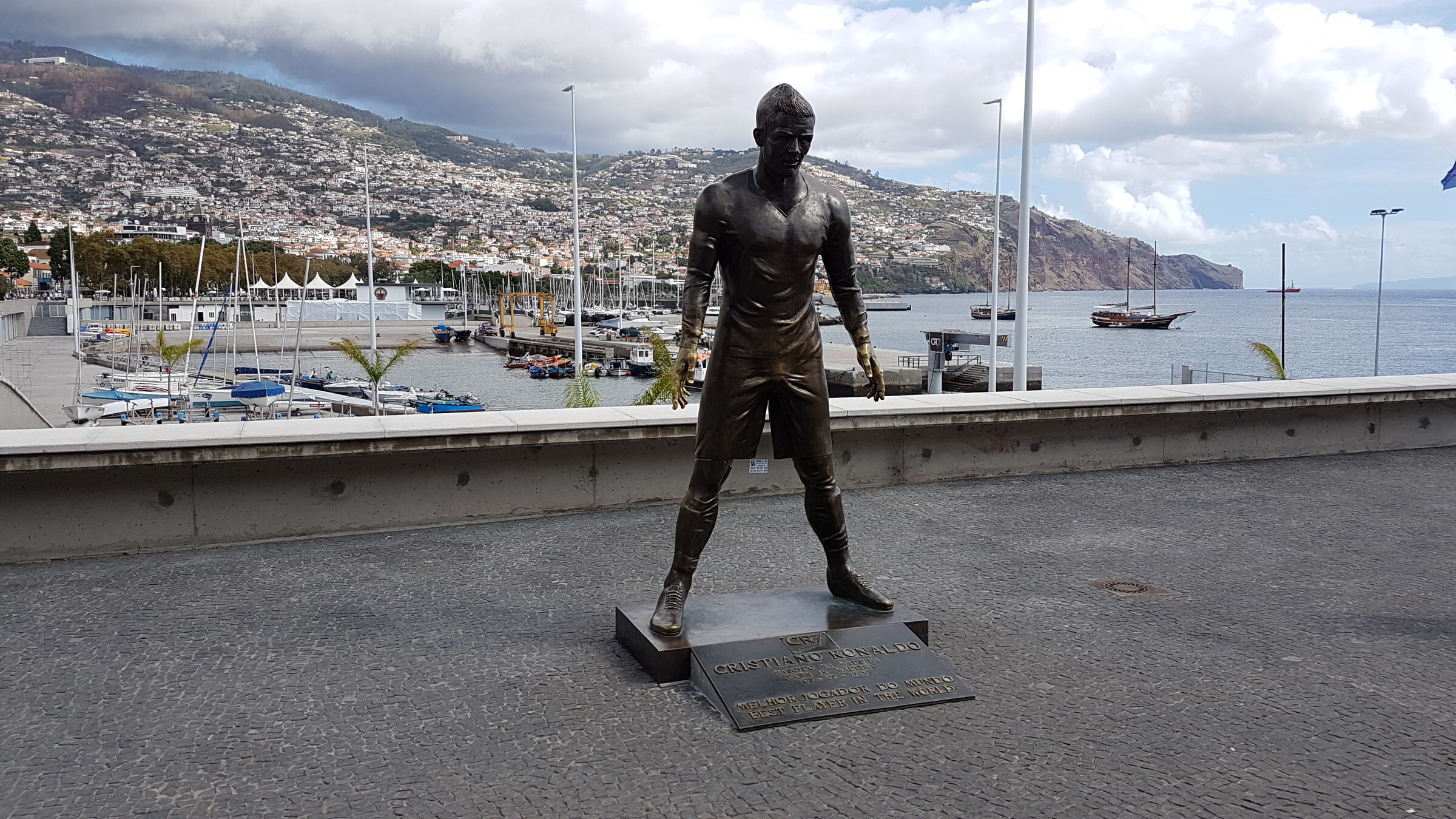 Preview Estátua de Cristiano Ronaldo com Equipamento do Sporting na Madeira